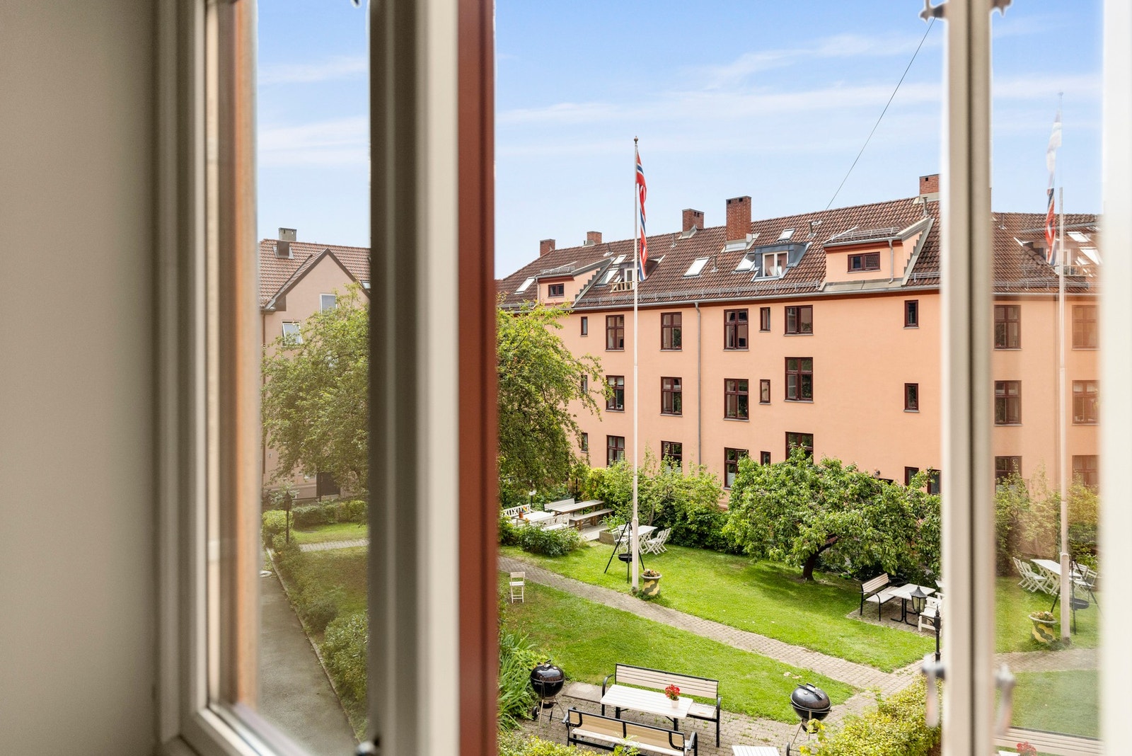 Boligen er gjennomgående, fra stue/kjøkken er det hyggelig utsikt mot fellesarealene Galleribilde