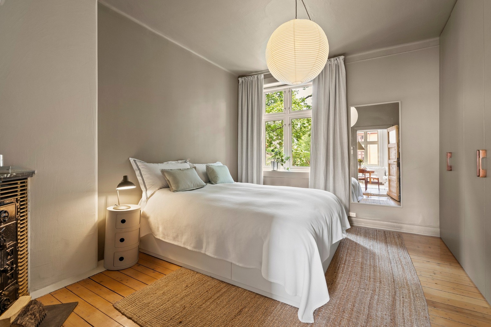 Romslig soverom med vedovn Galleribilde