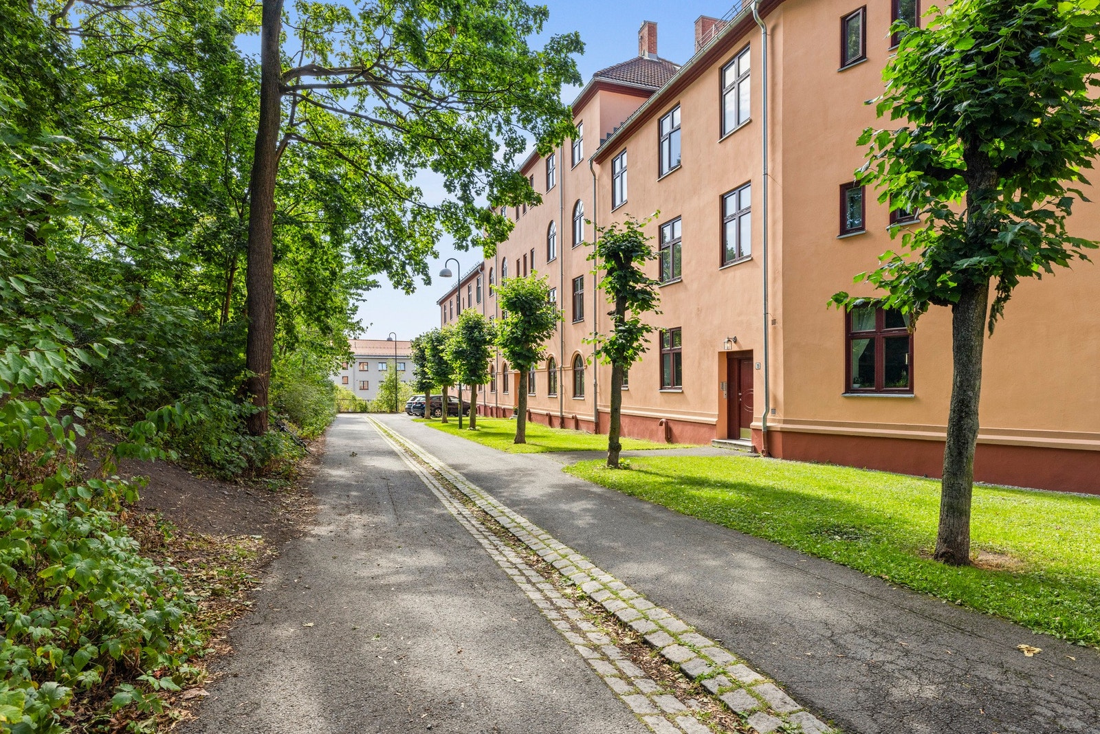 Leiligheten vender mot rolig gate og grøntområde på den ene siden..... Galleribilde