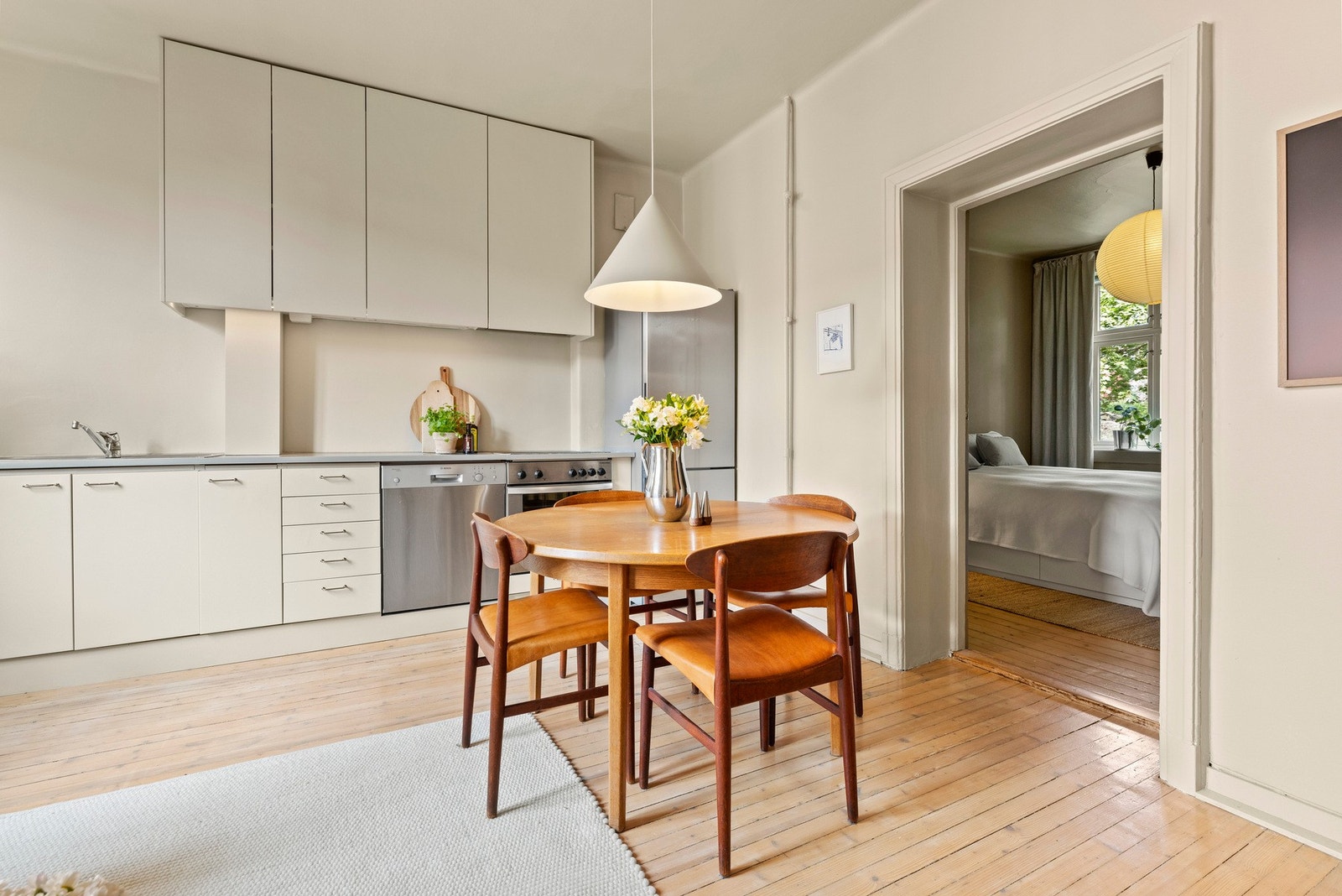 Lys og sjarmerende 2-roms, attraktiv og rolig beliggenhet, god takhøyde, org. tregulv, peis, ingen forkjøp, nydelig bakgård Galleribilde