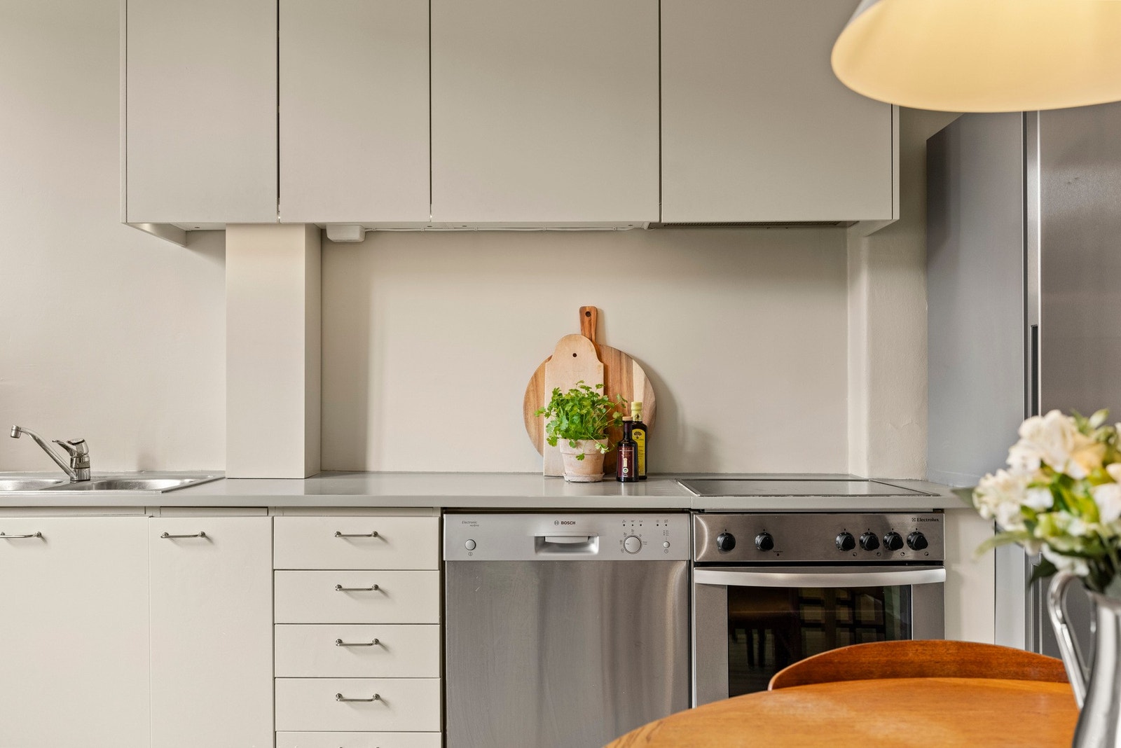 Pent kjøkken med benkeplate i tre Galleribilde