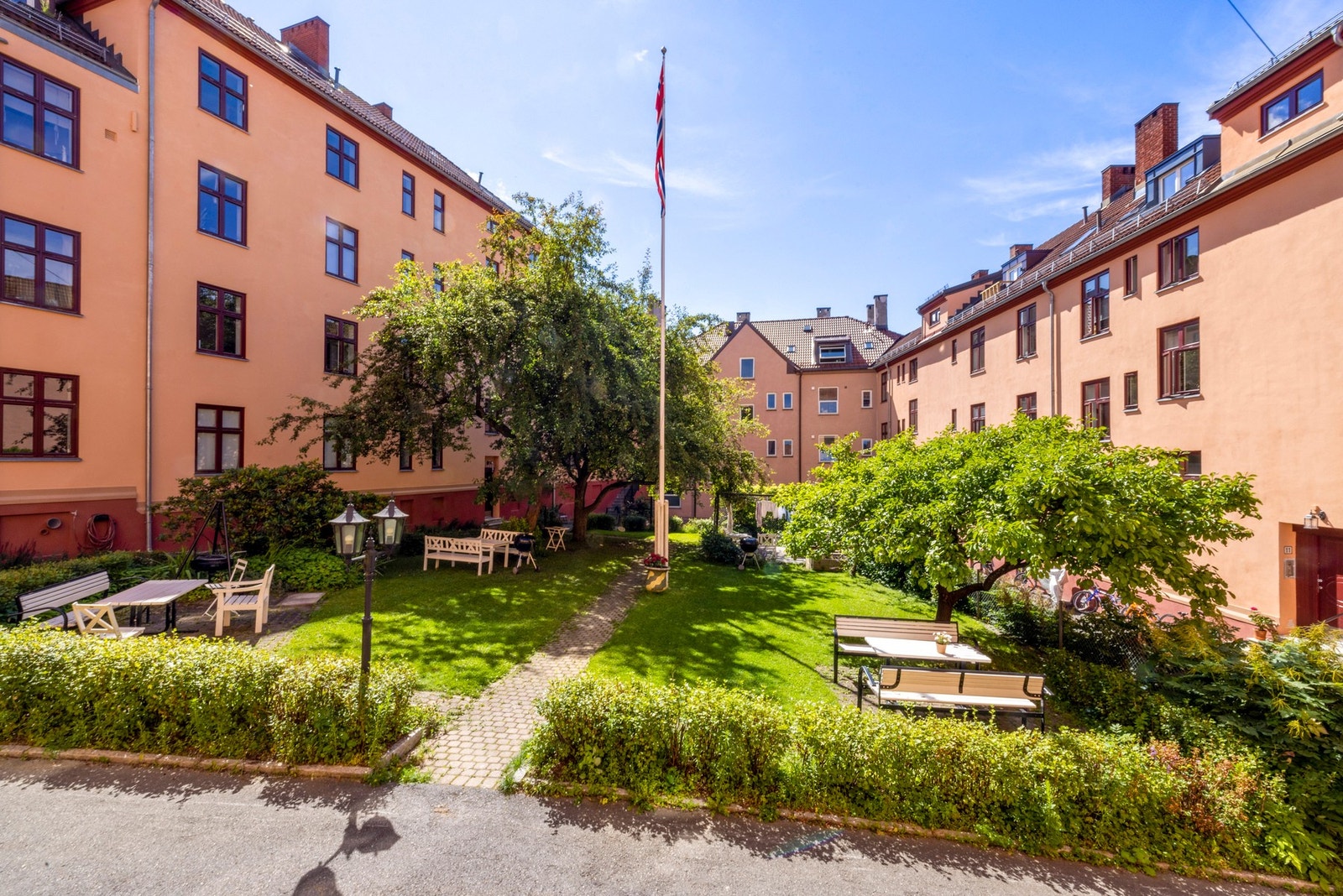 .....og bakgården på den andre siden. Galleribilde