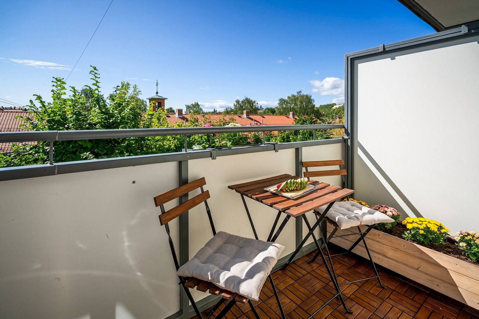 Sydvendt balkong på ca. 4 kvm. med flotte lys og solforhold. Galleribilde