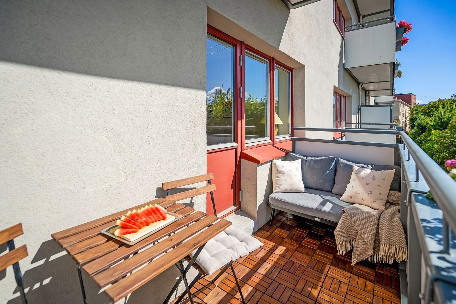 Det er plass til utemøbler og det er lagt treheller på gulv. Galleribilde