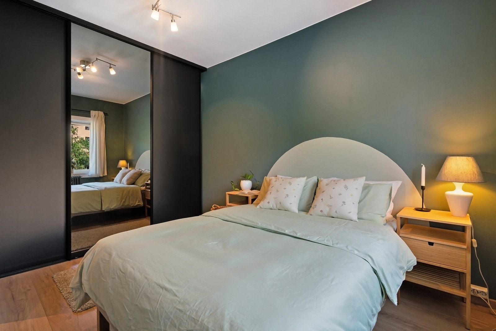 Svært god plass til oppbevaring i stor plasstilpasset skyvedørsgarderobe. Galleribilde