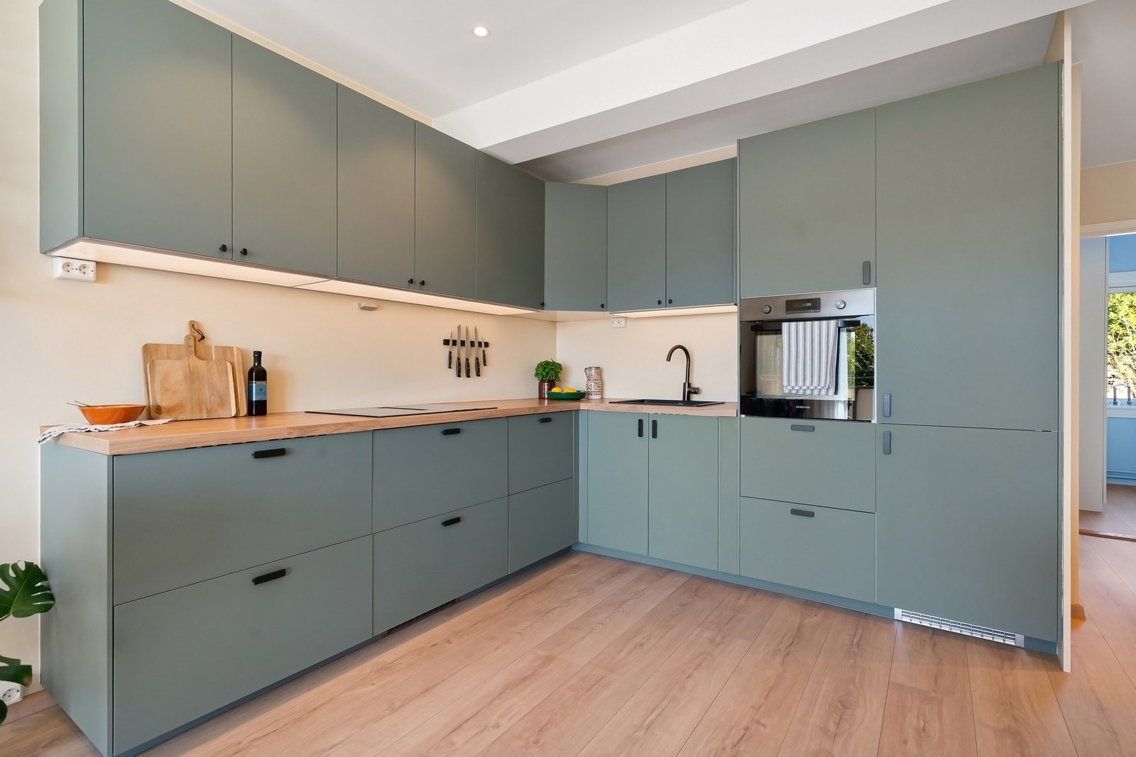 Innredning med slette fronter og benkeplate i laminat. Galleribilde