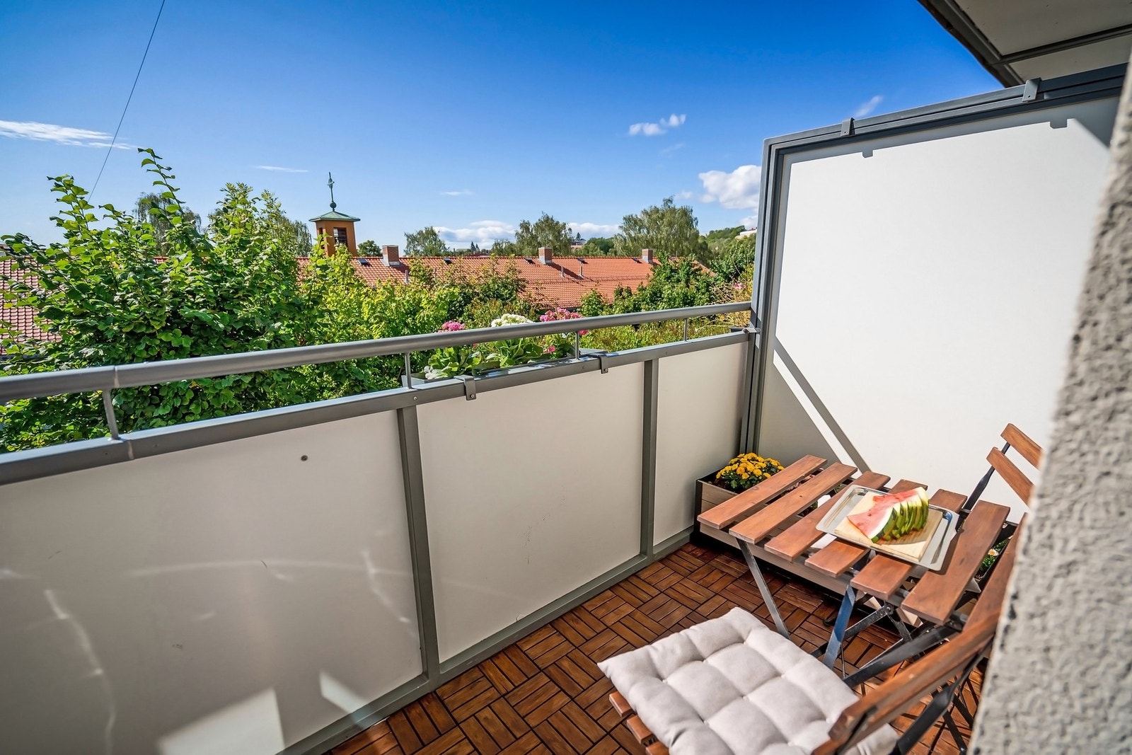 Leiligheten er en helt usjenert og gjennomgående 3-roms med flott balkong. Galleribilde