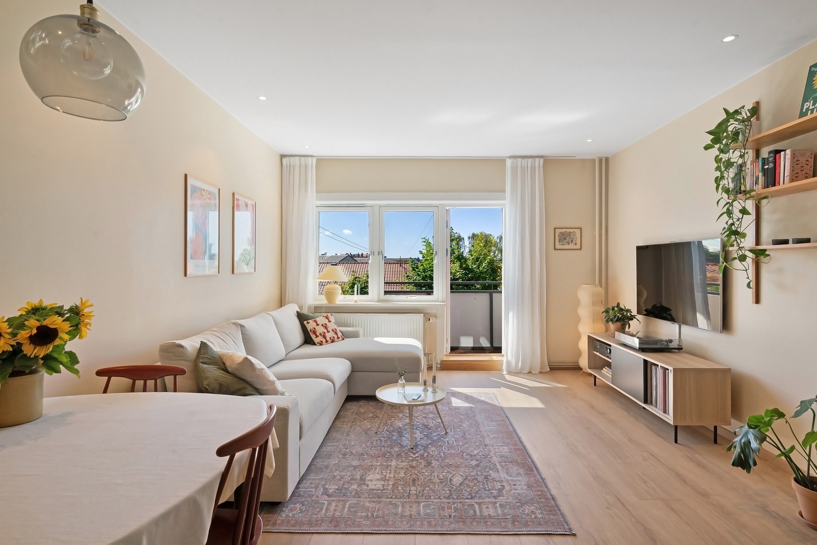 Store vindusflater gir svært gode lysforhold i stuen. Galleribilde