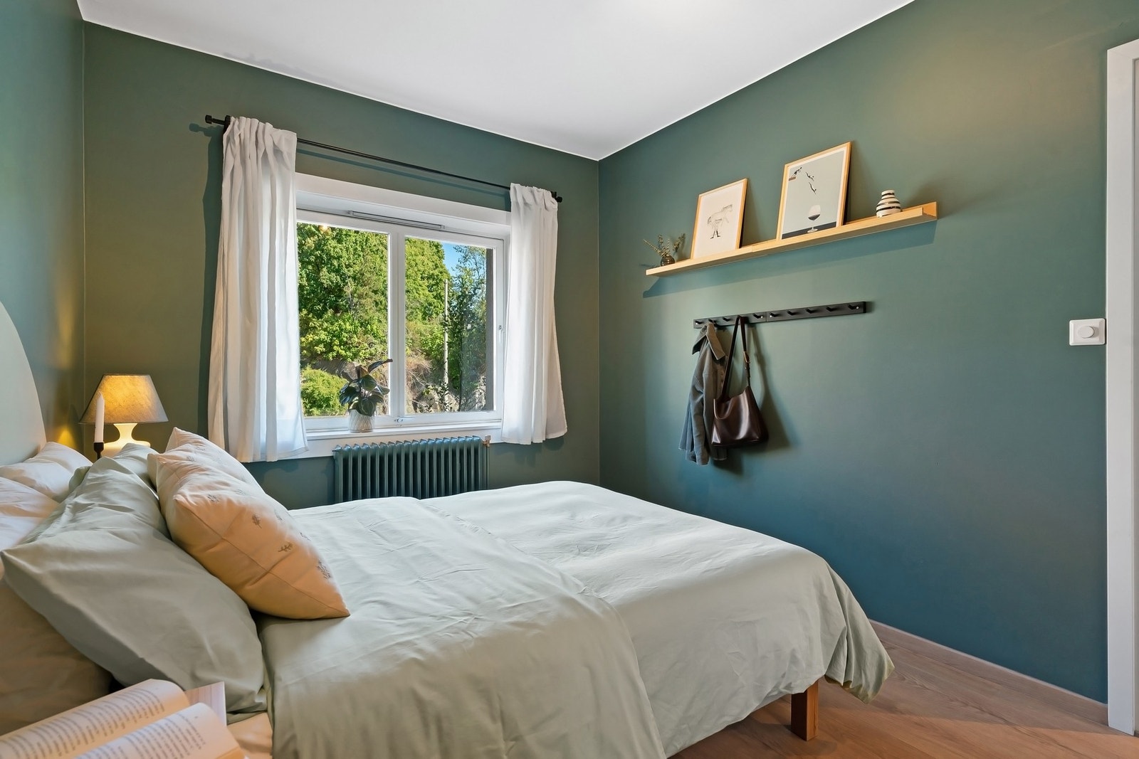 Rommet fikk nytt gulv og sparklede og malte vegger i 2022. Galleribilde