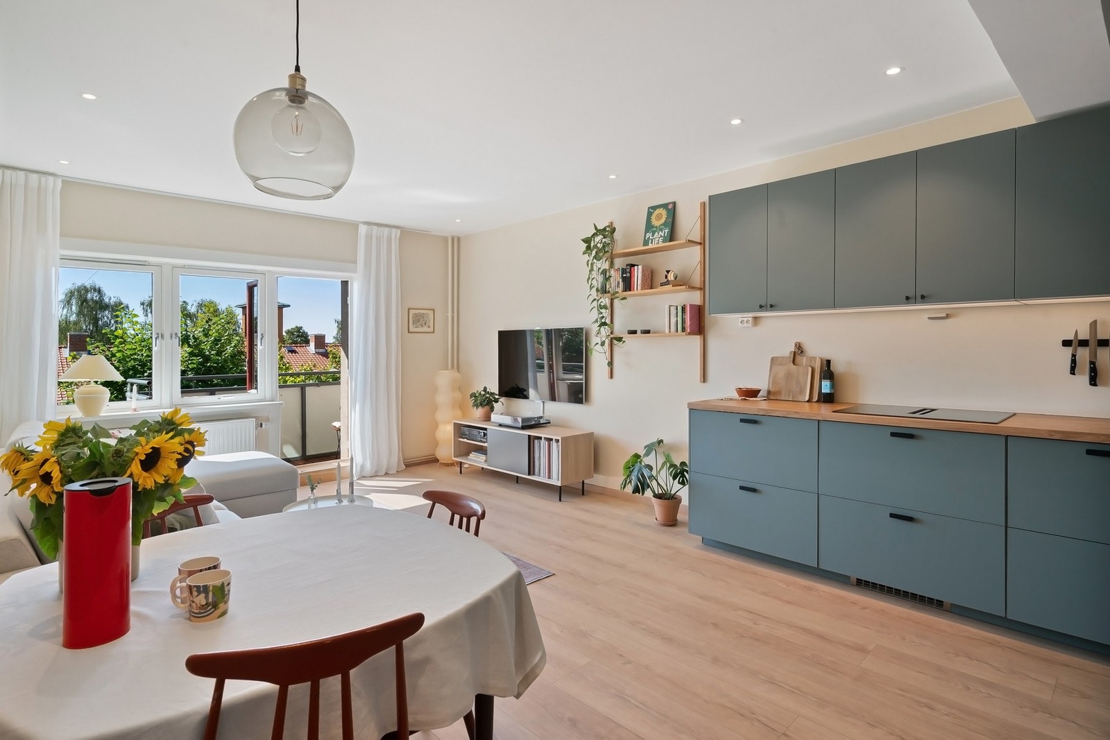 Moderne åpen stue- og kjøkkenløsning. Galleribilde