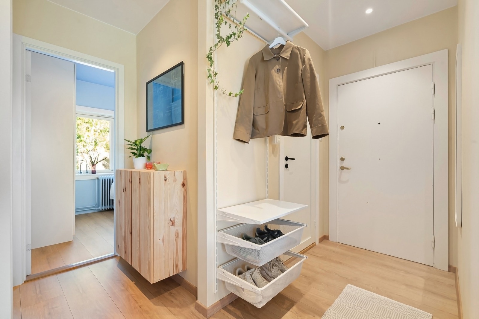 Boligen har en innbydende entré/gang med plass til oppheng av yttertøy. Galleribilde