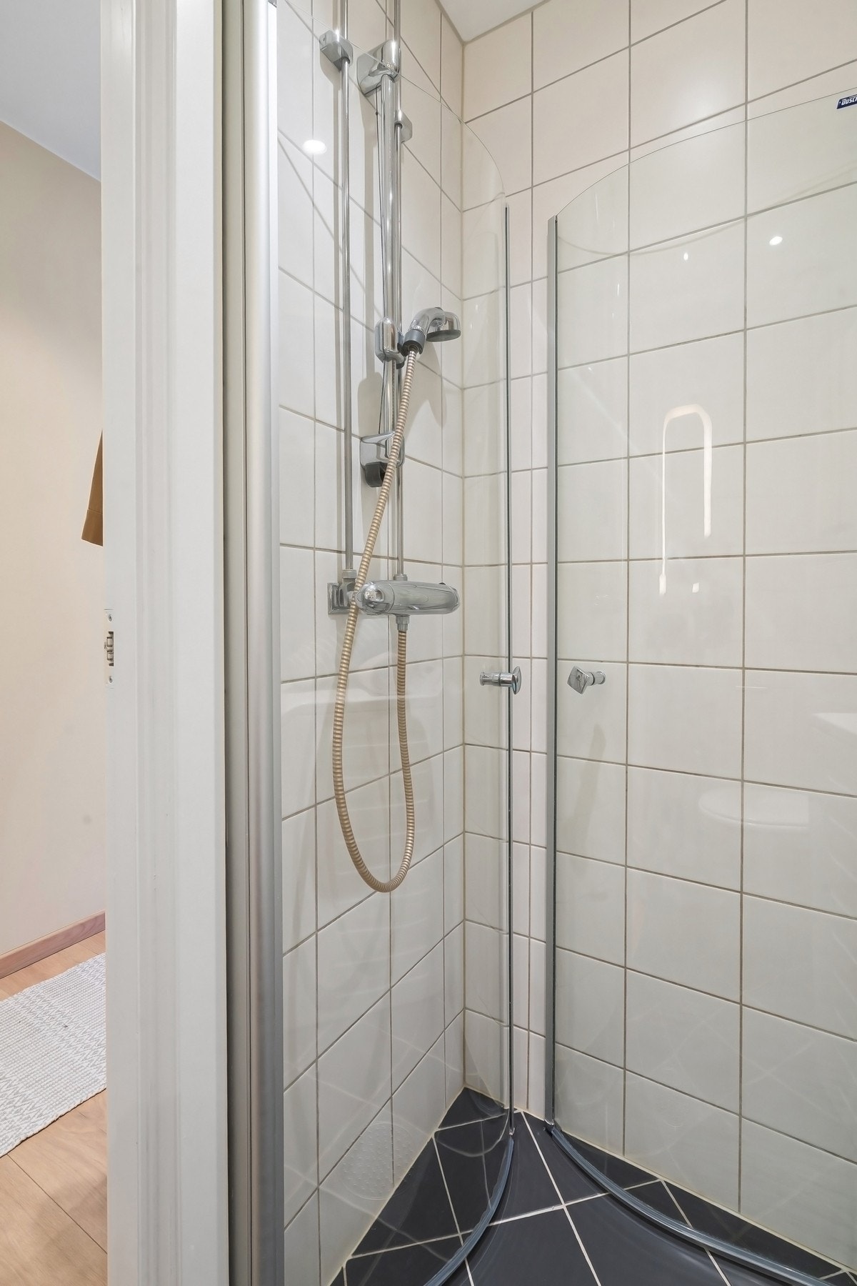 Dusjhjørne med innfellbare dusjdører for plassbesparelse. Galleribilde