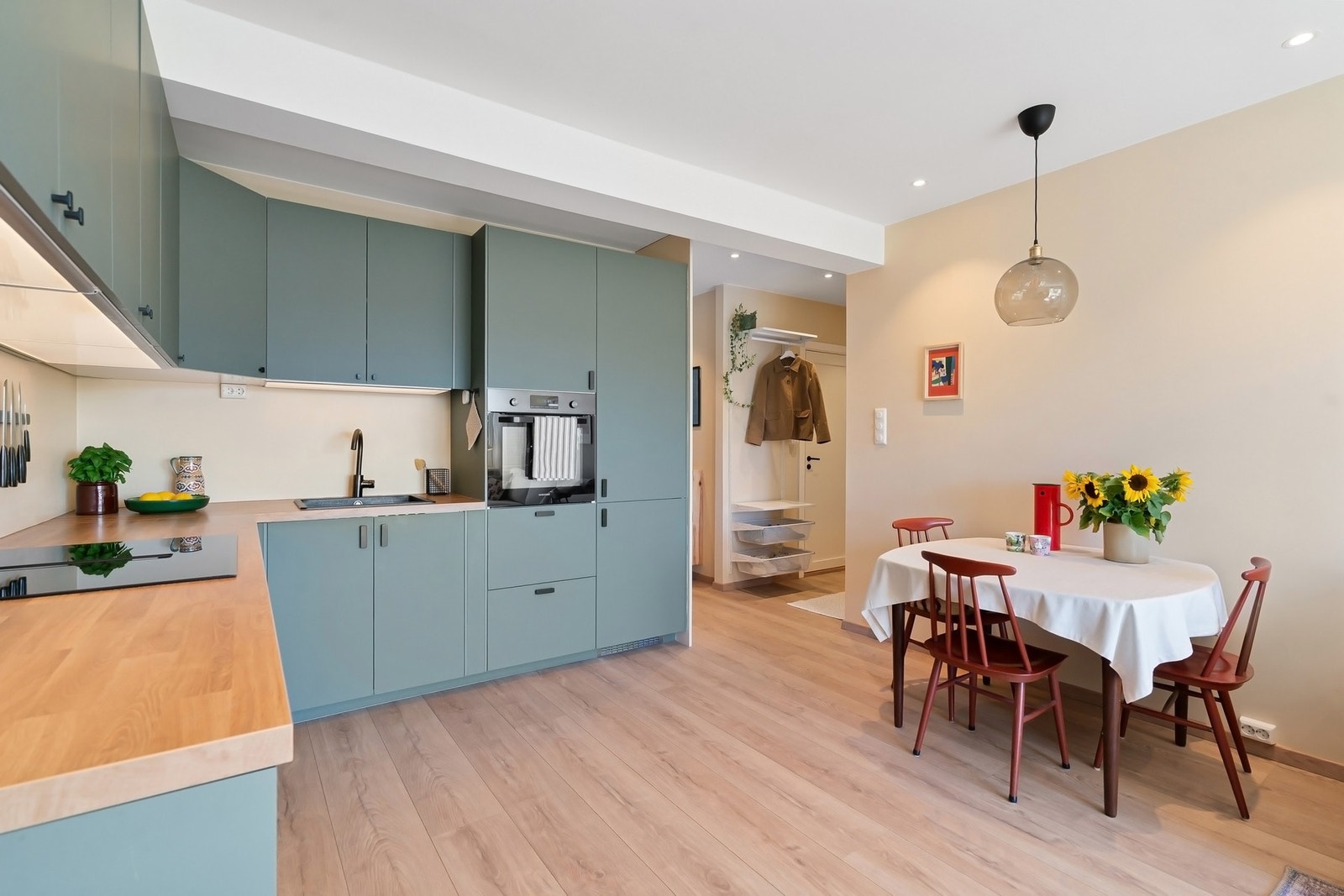 Stilrent og moderne kjøkken fra 2022. Galleribilde