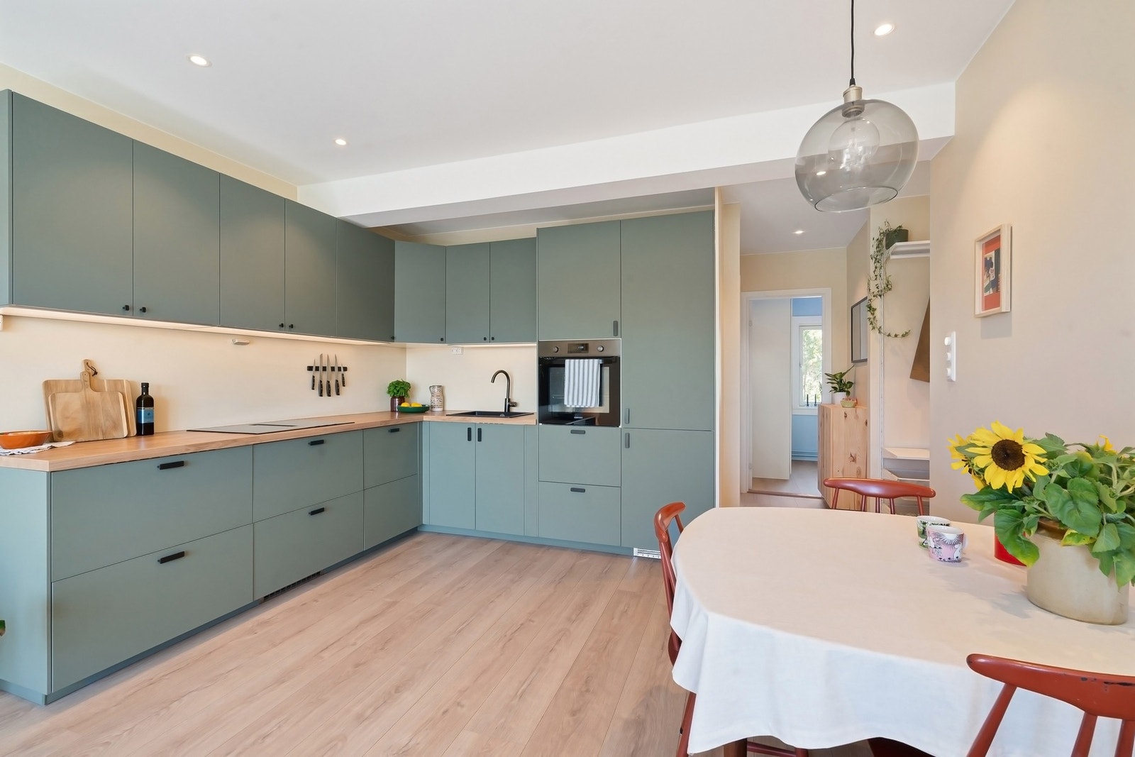 Velegnet plass i stuen til spisebordsgruppe. Galleribilde