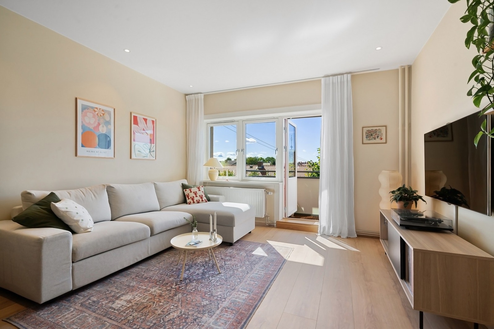 Oppvarming, varmtvann og internett er inkludert i felleskostnadene. Galleribilde