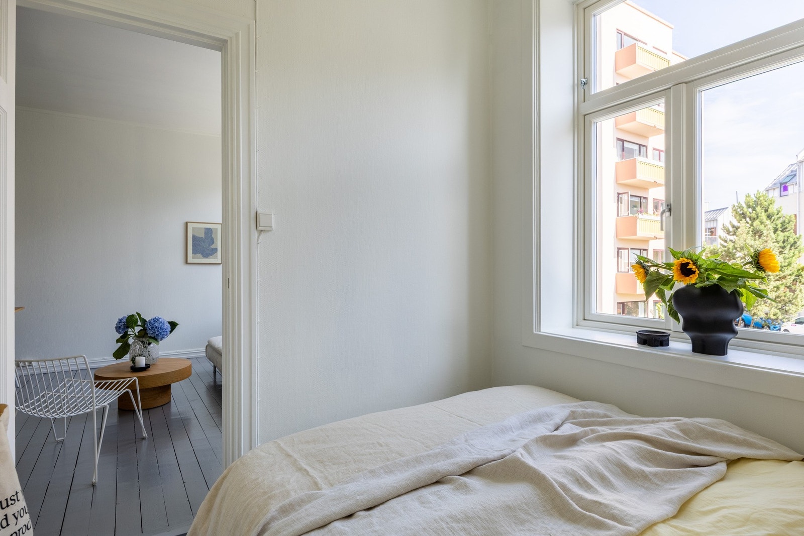 Leilighetens soverom er av god størrelse med plass til dobbeltseng. Galleribilde