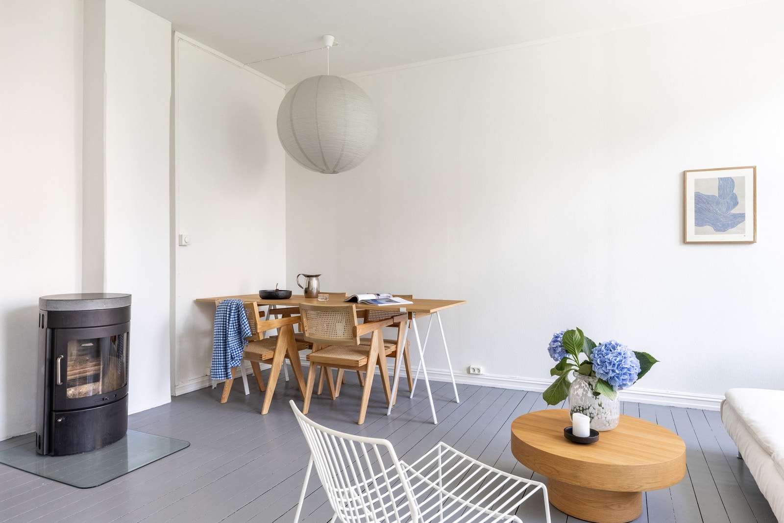 Sjarmerende og lys 2-roms bygårdsleilighet med pene detaljer, peis, god takhøyde og store vindusflater. Galleribilde