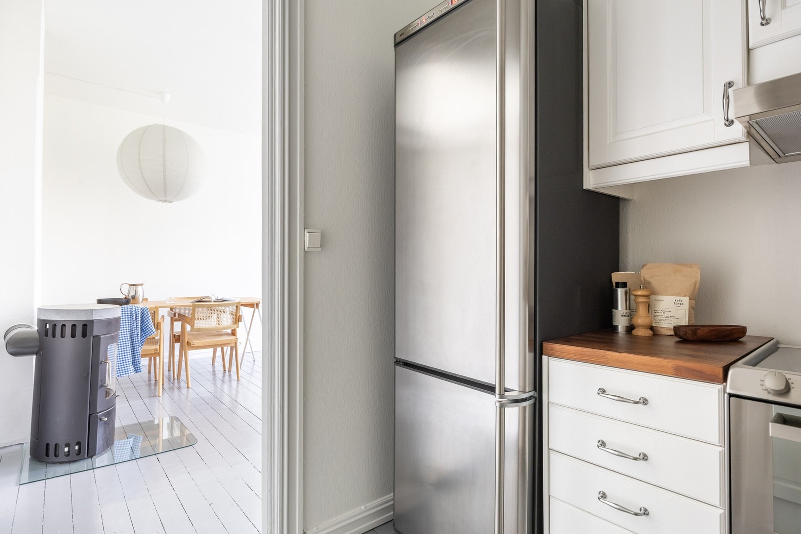 Romslig kjøkken med praktiske løsninger samt godt med både skap- og benkeplass. Galleribilde