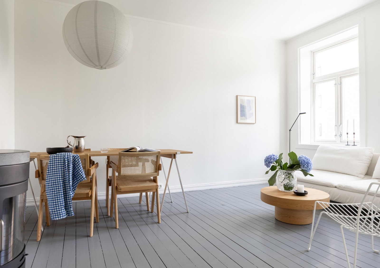 Nylig malt gulvflater i 2025 som skaper et unikt særpreg i leiligheten. Galleribilde