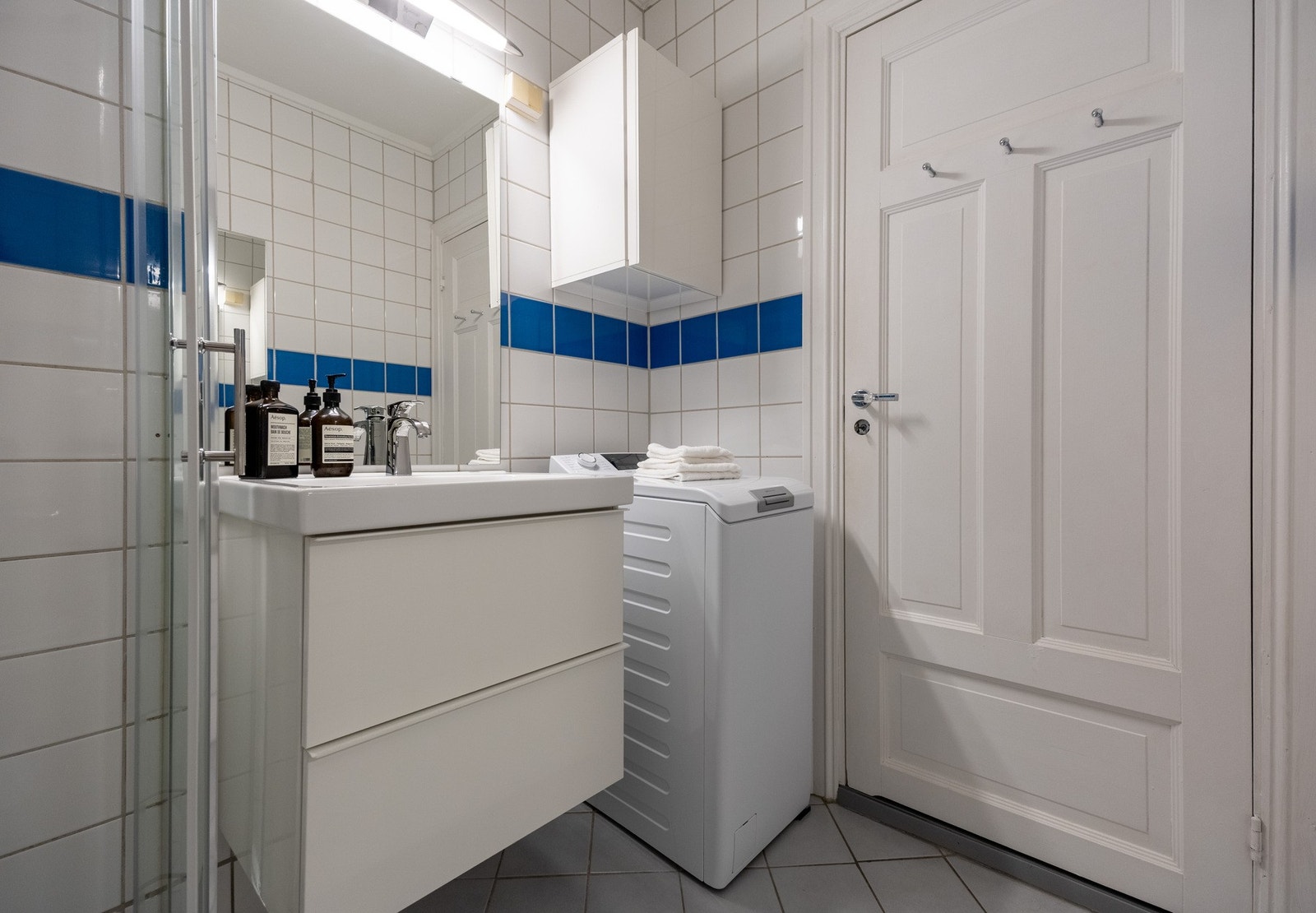 Toalett, veggskap, servant, servantskap, speil og dusj ble byttet i 2023. Galleribilde