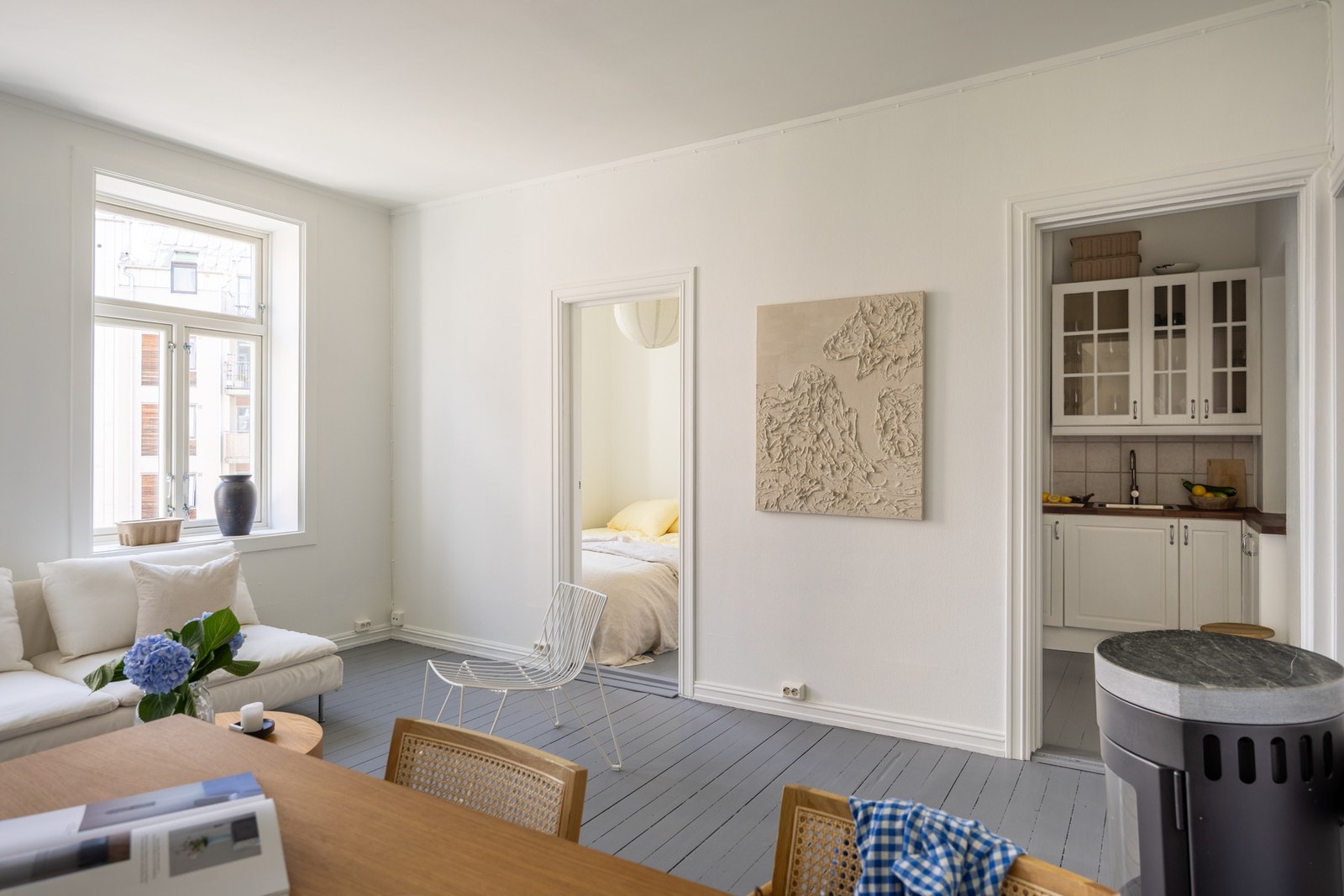 Alle veggeflater, tak, lister og gulv ble nylig malt i august 2025. Galleribilde