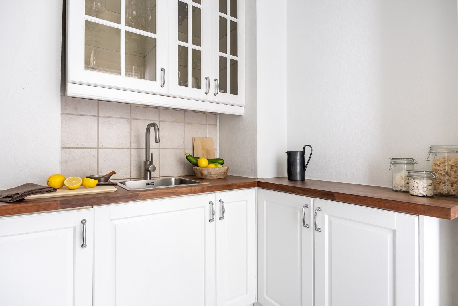 Profilerte lyse fronter og benkeplate av tre med nedfelt oppvaskkum. Galleribilde