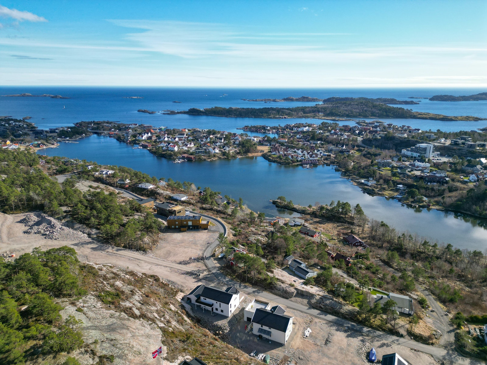 Bo i et av de flotteste områdene på Langenes - vendt mot sjøen og med svært gode solforhold. Galleribilde