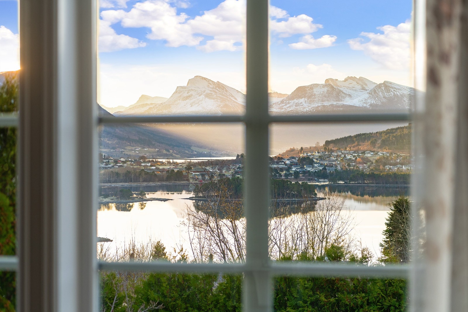 Nydelig utsikt mot fjord og fjell. Galleribilde