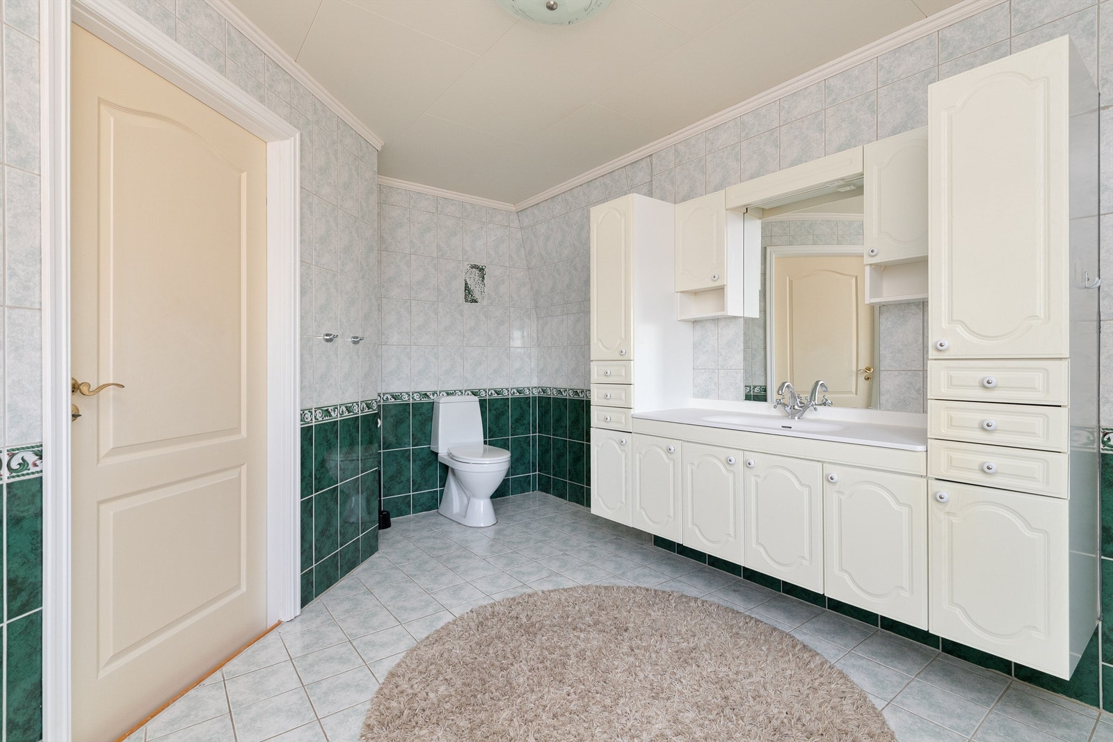 Det flislagt badet i 2. etasje har en romslig innredning med nedfelt servant. Galleribilde