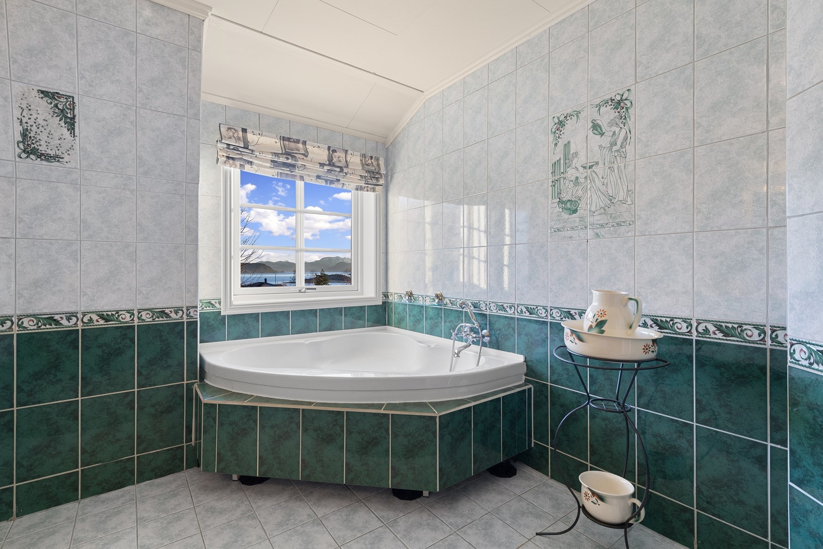 Badet har hjørnebadekar. Galleribilde