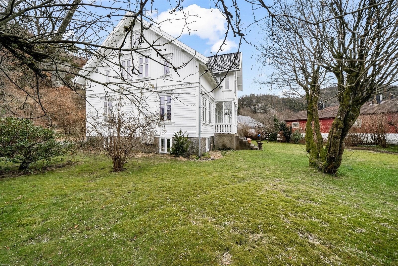 Eiendommen har en nydelig hage med mye vegetasjon, frukttrær, bærbusker og beplantning. Galleribilde