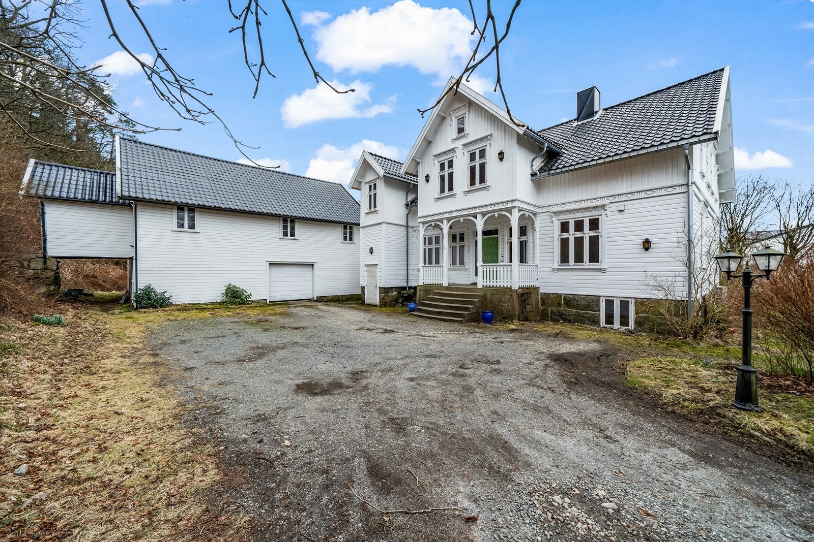 Sjarmerende bolig med klassisk arkitektur, stor gårdsplass og sentral beliggenhet. Galleribilde