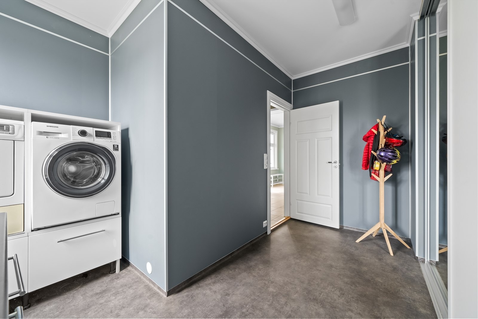 På vaskerommet er det garderobeplass og plass til å tørke klær. Galleribilde