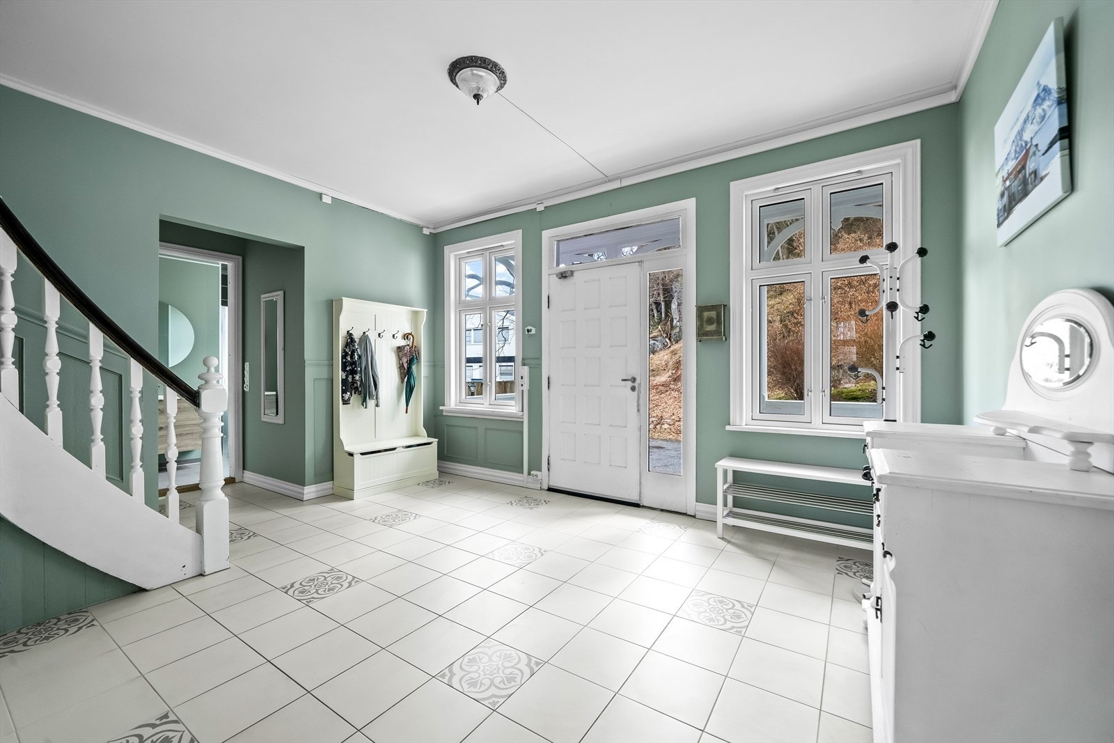 Velkommen inn i en stor hall med avkledningsplass. Galleribilde