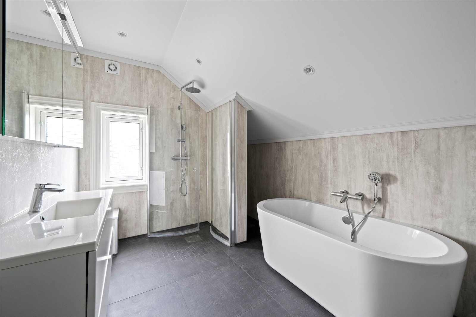 Moderne bad med dusjhjørne, badekar baderomsinnredning og toalett. Galleribilde