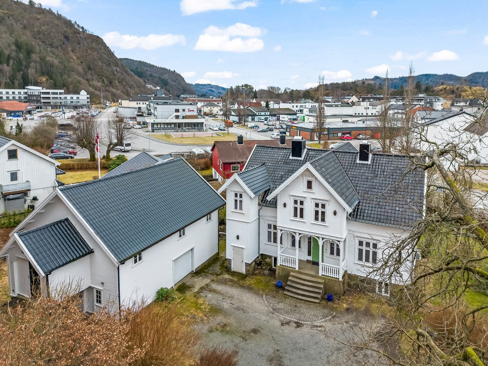 Eiendommen ligger meget sentralt til med kort avstand til alt i sentrum. Galleribilde