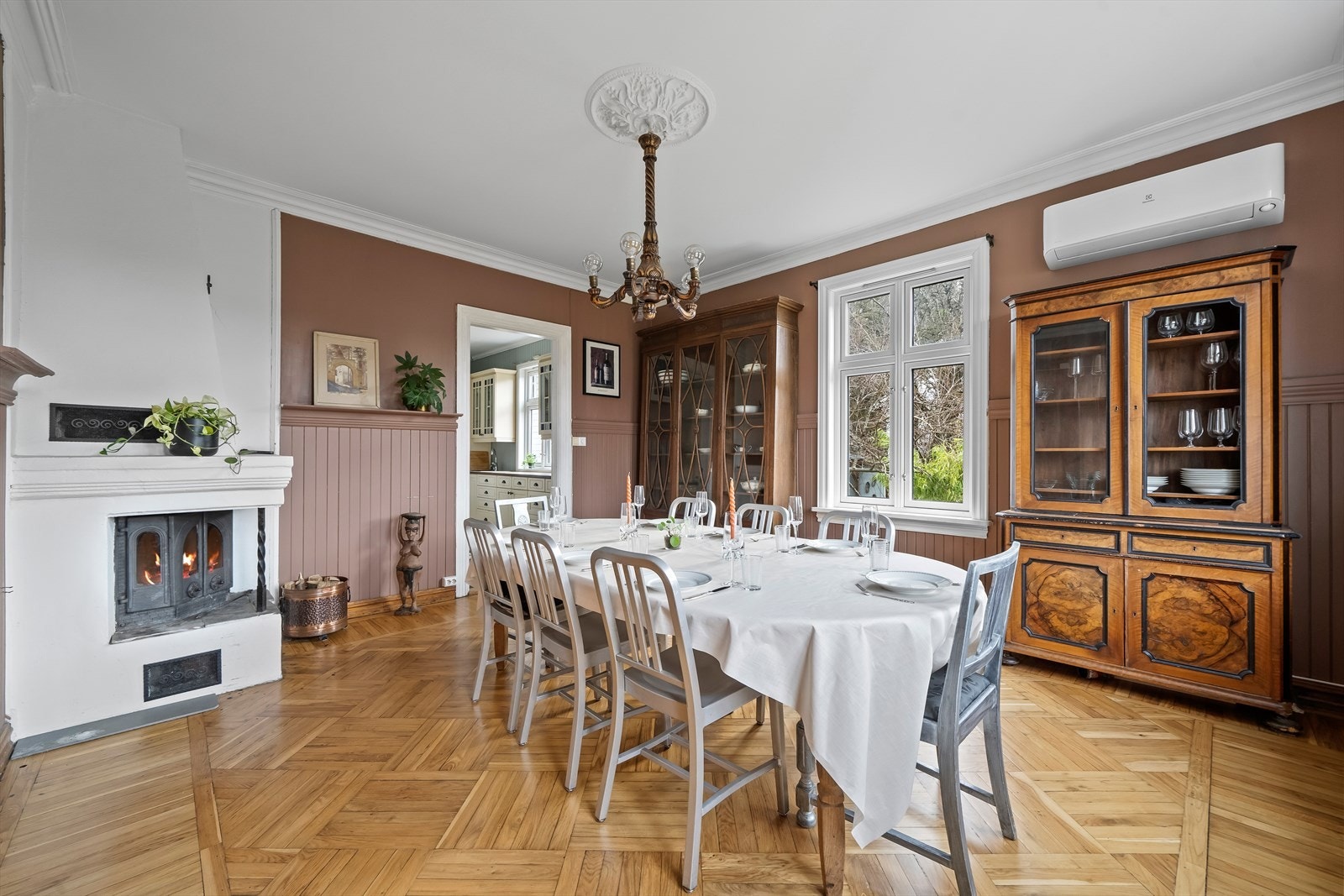 Delikat innredet spisestue, som ligger rett ved kjøkkenet. Nyere varmepumpe på vegg. Galleribilde