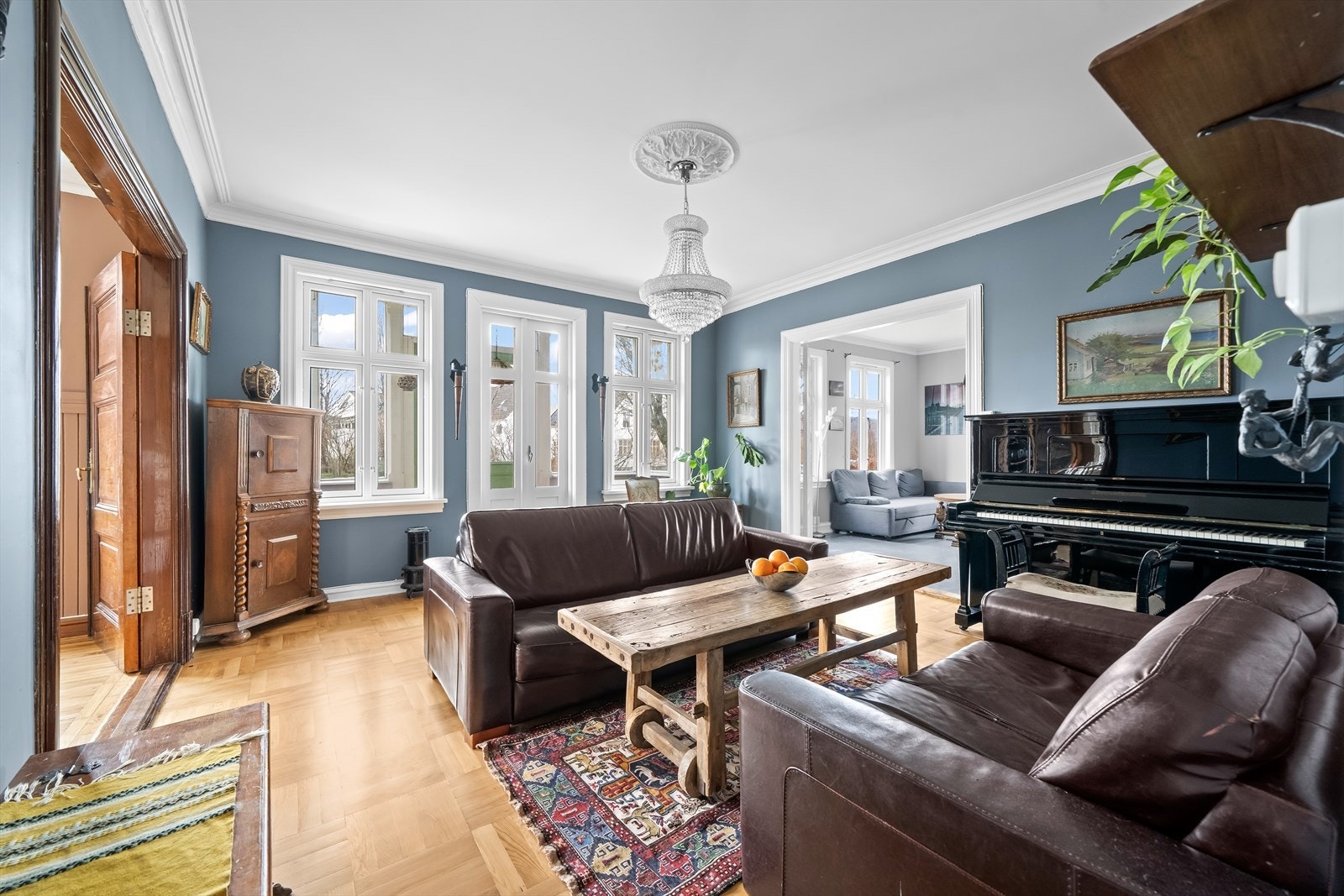 Utgang til en innglasset balkong fra mellomstua. Galleribilde