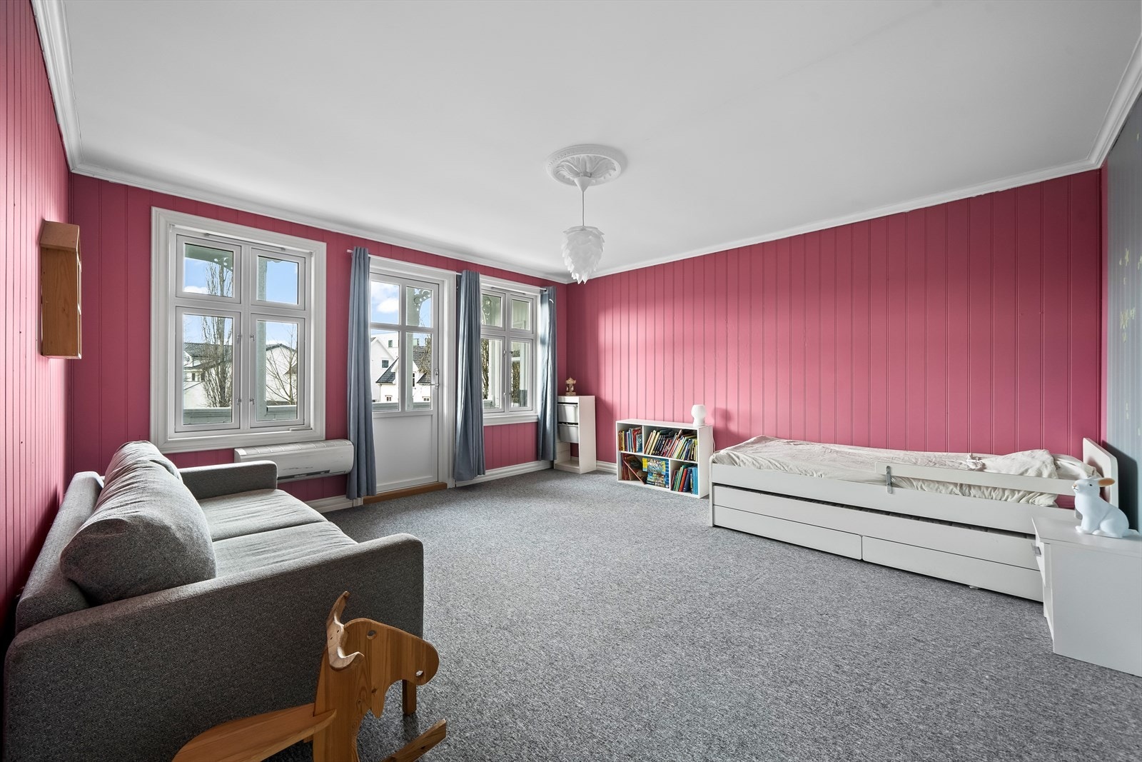 Soverom i 2. etasje med utgang til en flott utsmykket balkong. Varmepumpe. Galleribilde