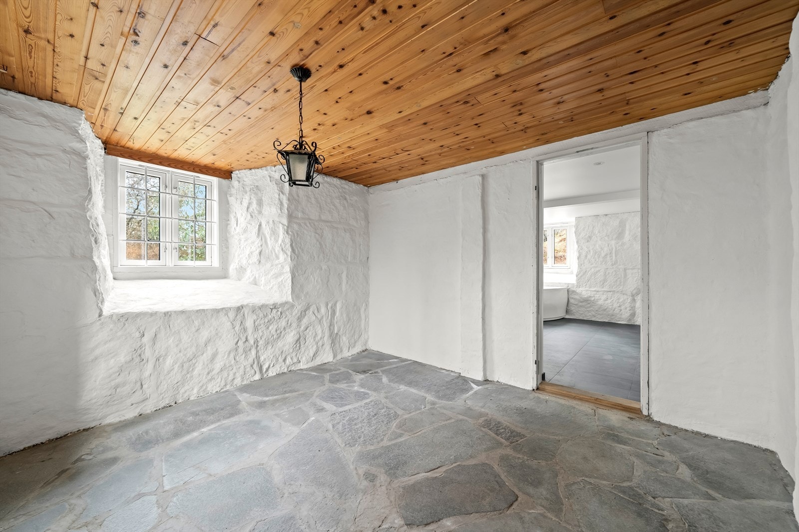 Rommet vitner om tiden, da boligen var lennsmannbolig. Her var det tidligere en celle, noe gitteret ved vinduet viser. Galleribilde