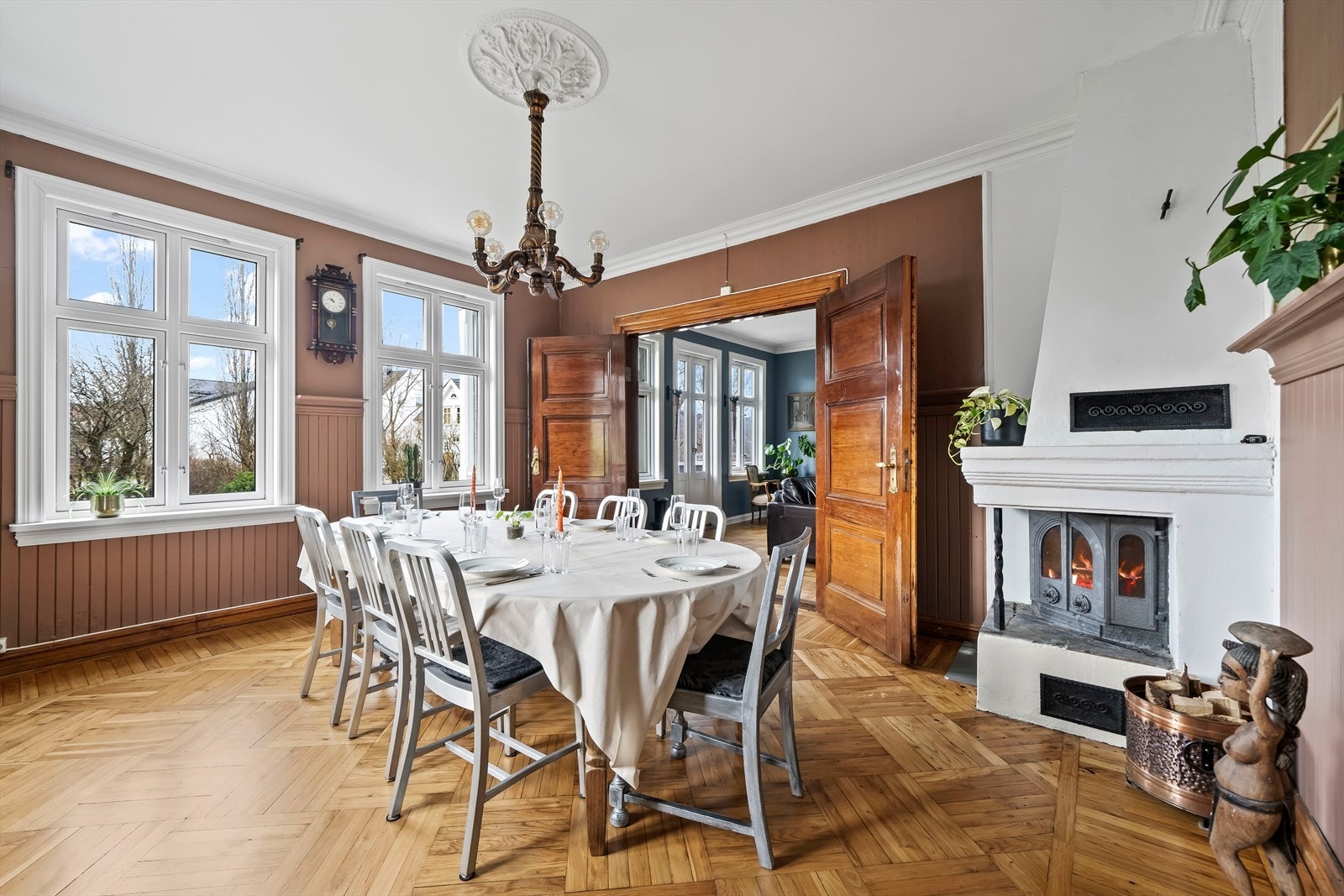 Stor stue med fløydører som skiller stuene fra hverandre, rosett i taket, klassisk brystpanel og et nydelig originalt tregulv. Galleribilde