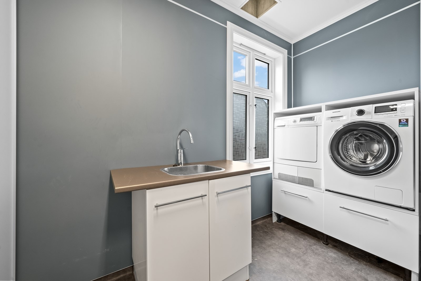 Moderne vaskerom med praktiske løsninger. Galleribilde