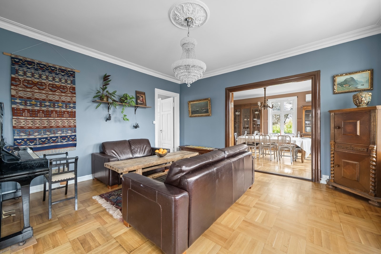 Hovedetasjen er pent oppusset av nåværende eier. Her er mange av de originale detaljene tatt frem med takrossetter, listverk og tregulv. Galleribilde