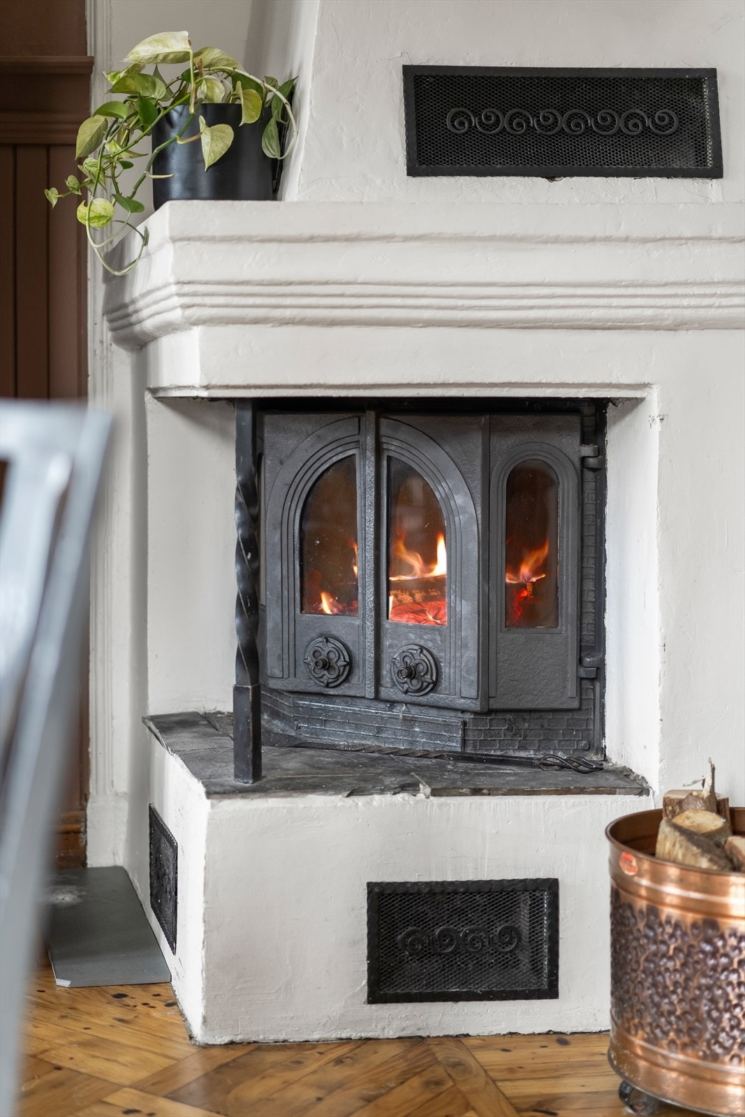 Peis med innsats i spisestuen. Peisen er i bruk, dog anbefales det å fore pipeløpet, jfr. tilstandsrapport. Galleribilde