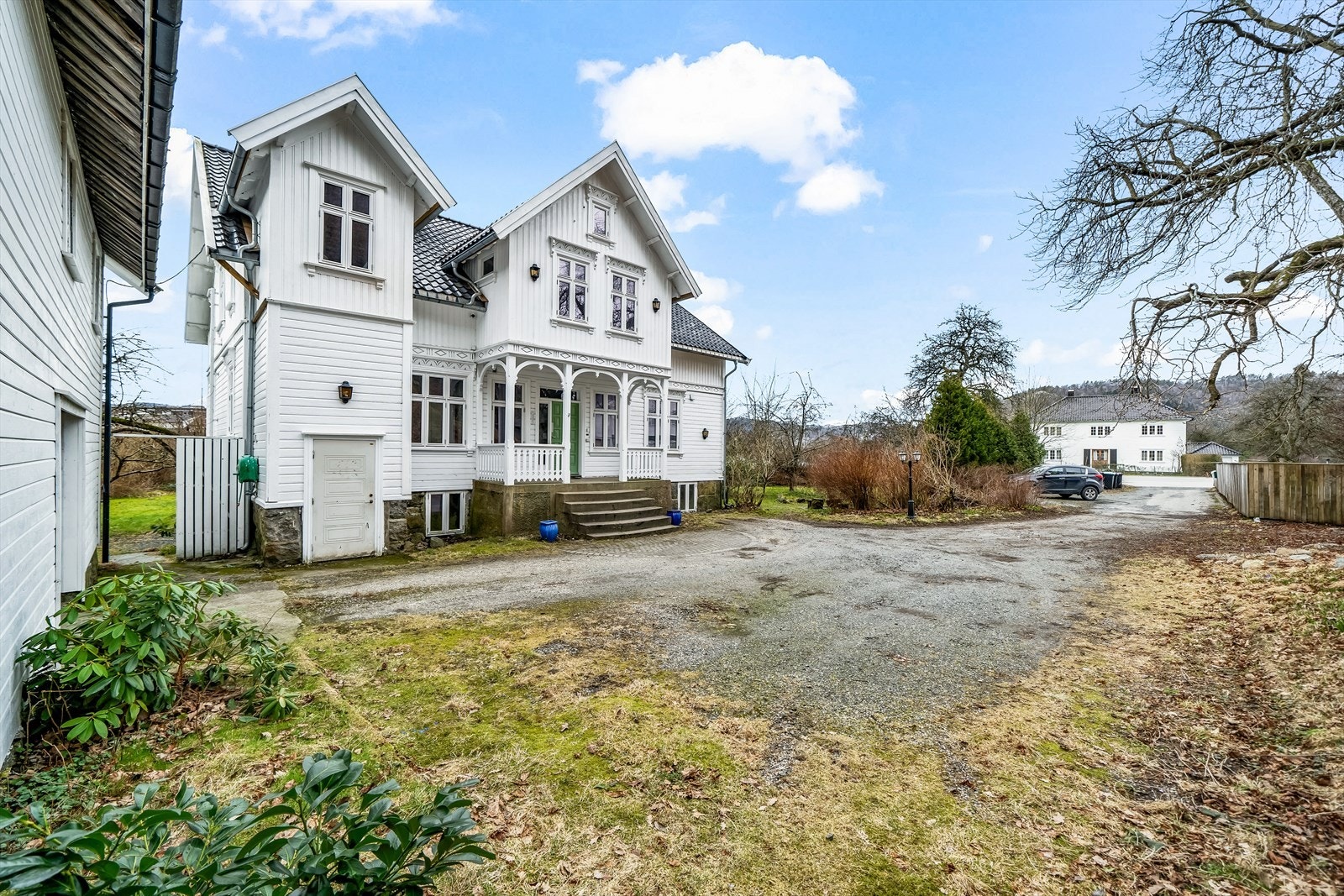 Godt med parkering på egen eiendom. Galleribilde