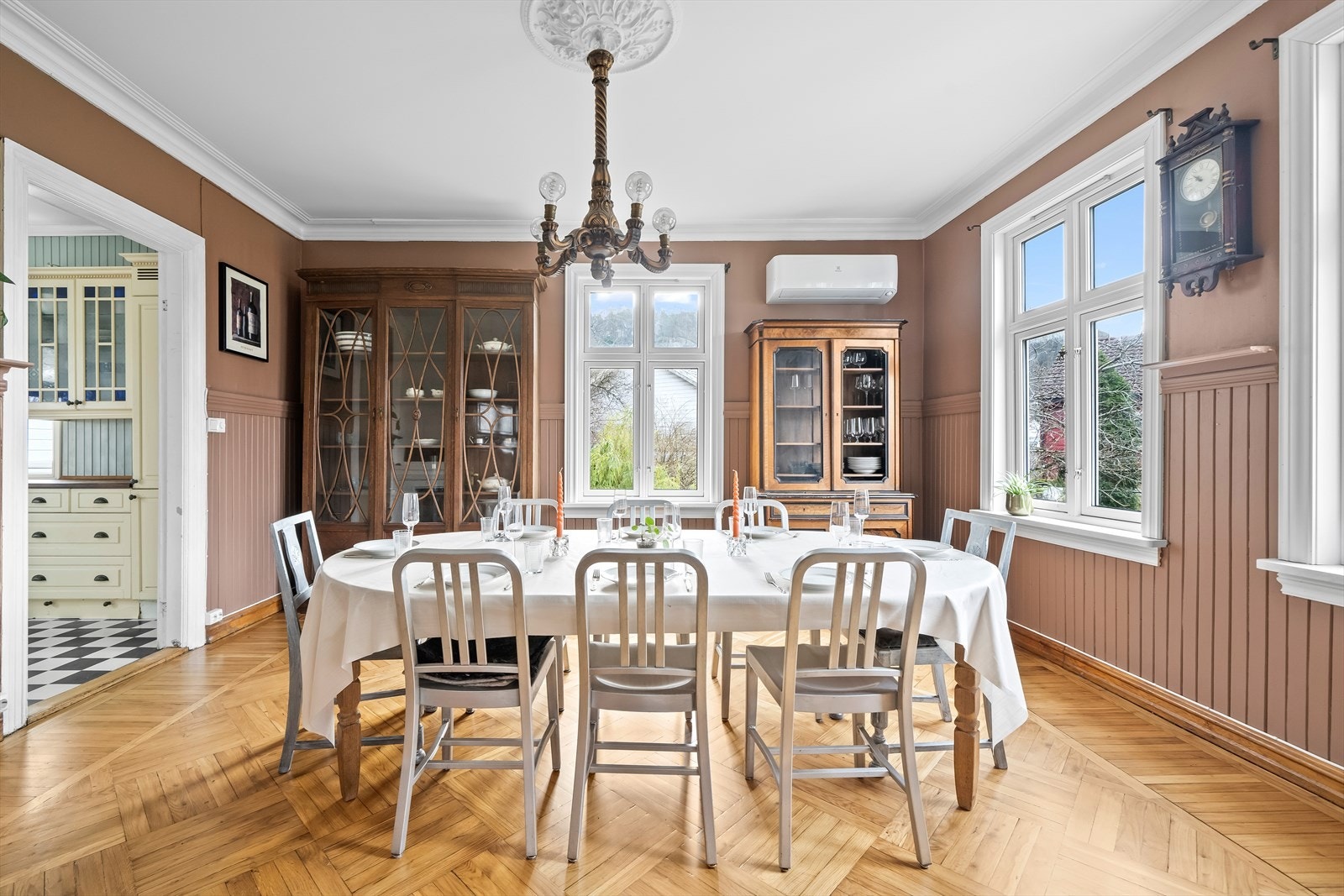 Sveitservillaene er kjent for sine store og mange vindusflater som slipper godt med lys inn. Galleribilde