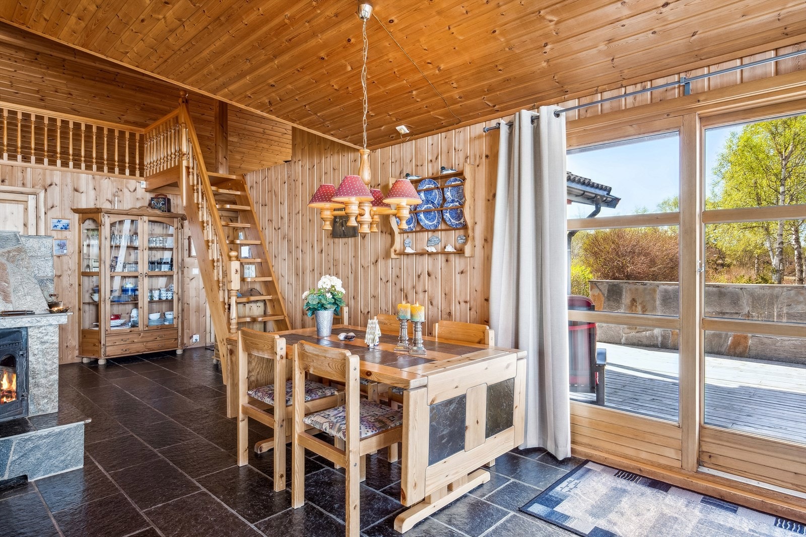 Fra spisestuen har man direkte utgang til en solrik terrasse! Galleribilde