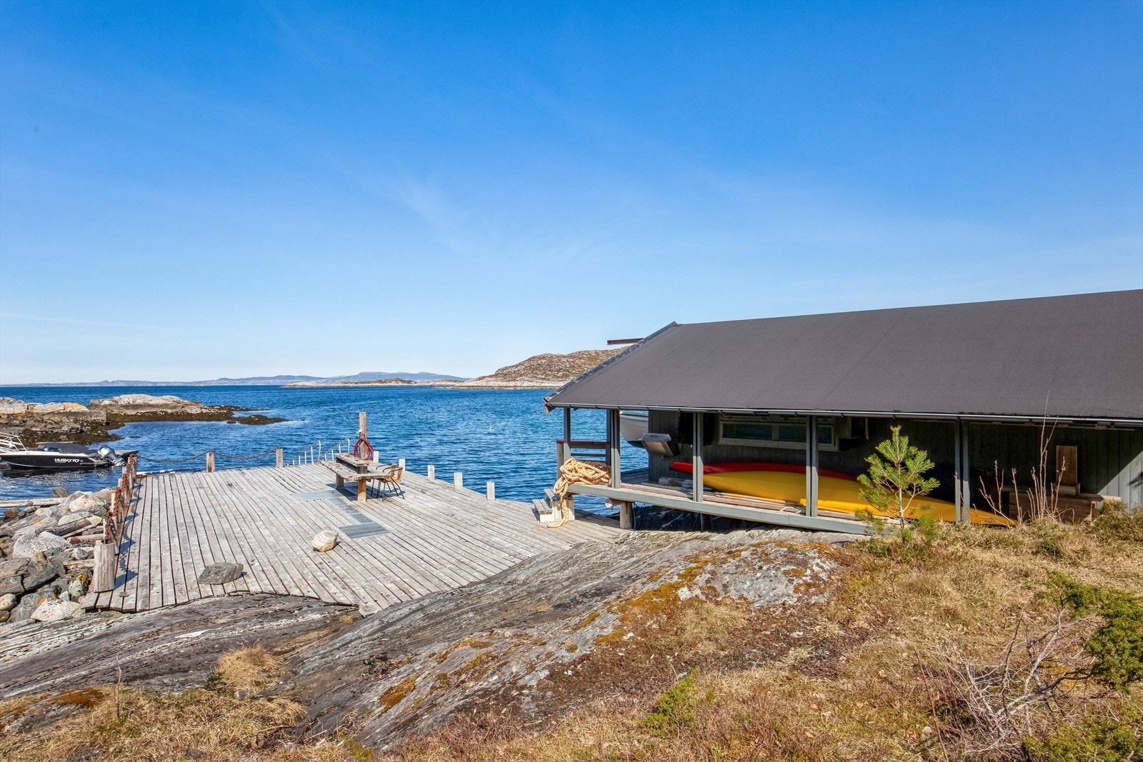 Naustet er oppført på søyler av tømmerstokker. Bjelkelag har bærende konstruksjon av tømmerstokker med dekke av trevirke. Vegger er av bindingsverk med stående bordkledning. Galleribilde