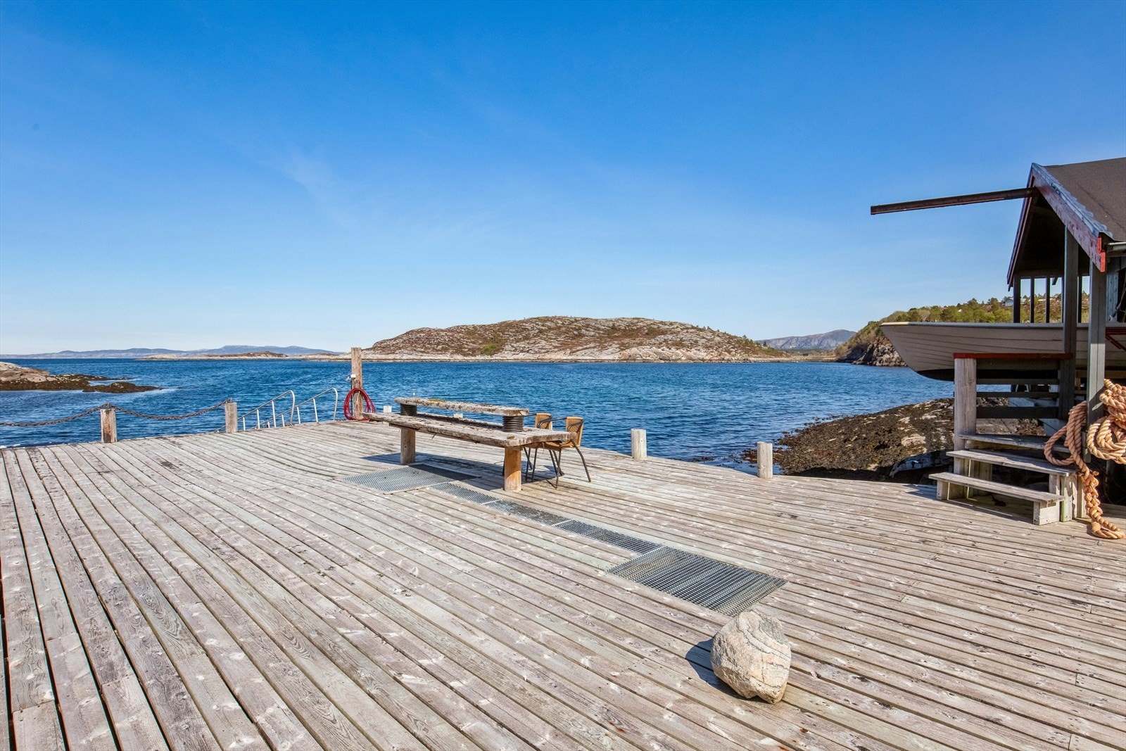 Aure kommune ble i 2006 slått sammen med Tustna, og det ble samtidig etablert fastlandsforbindelse mellom kommunene. Galleribilde