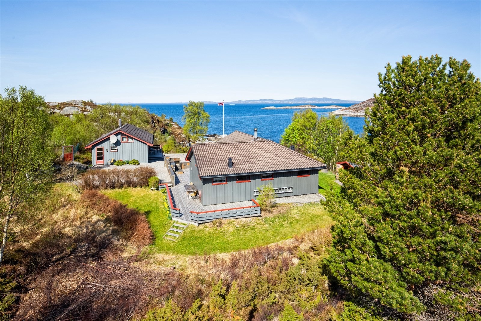 Hytta er på 118 kvm BRA-i, og er innredet med stue/ kjøkken, hems, 2 soverom, bad entré og bod/ vaskerom. Annekset er innredet med stue/ kjøkken, entré, soverom, bad og hems. Galleribilde